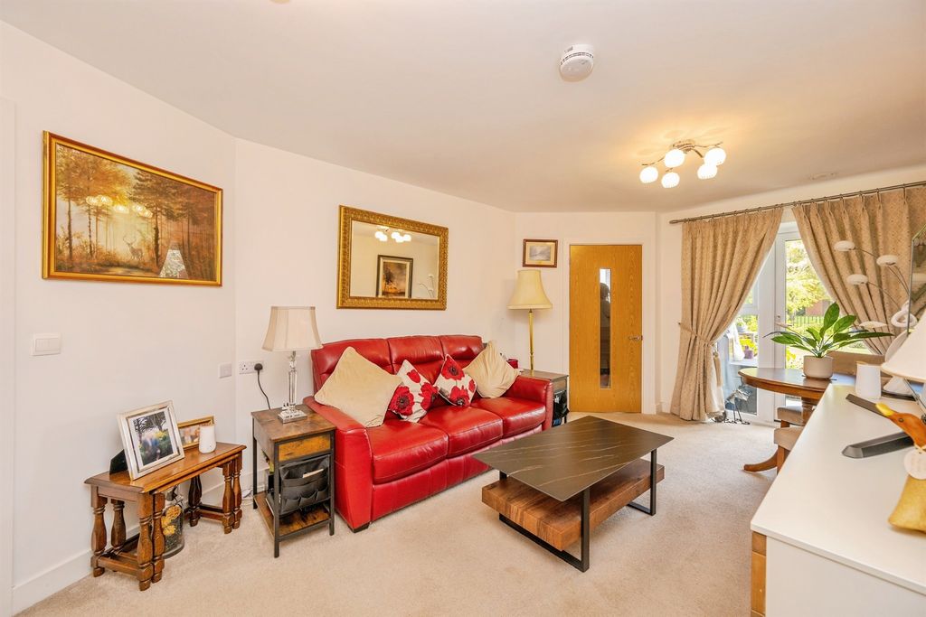 1 bed flat for saleRotten Row, Lichfield WS13 photo 5