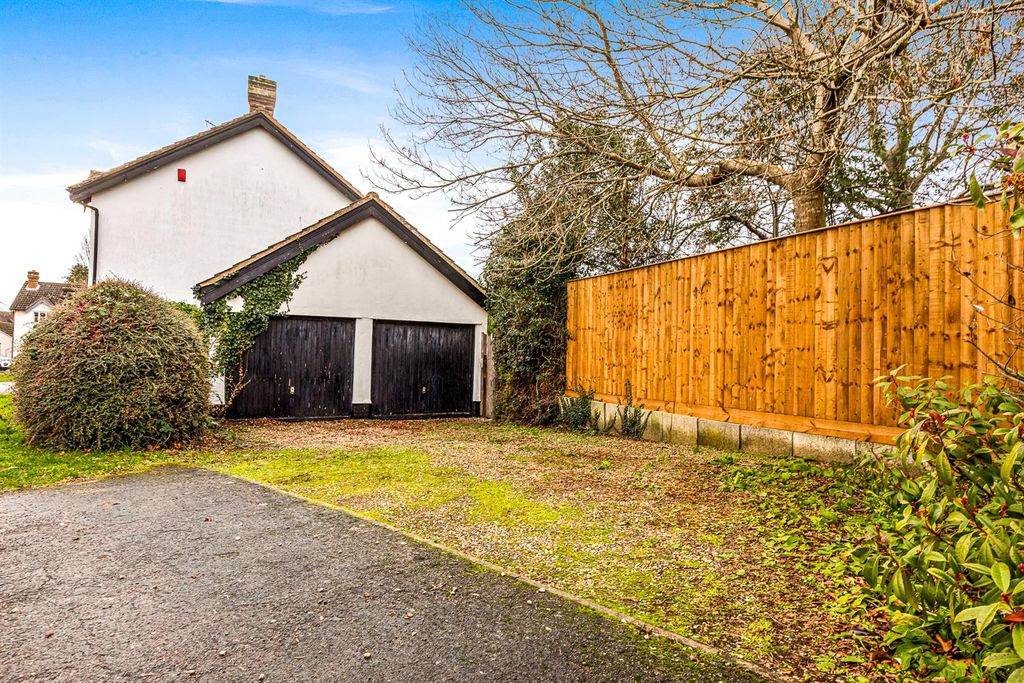 4 bed detached house for saleCarisbrooke Park, Leicester LE2 photo 4