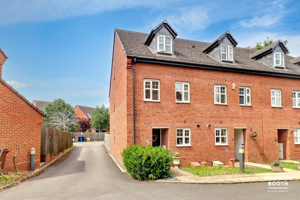 3 bed end terrace house for saleHardy Place, Lichfield - No Upward Chain WS14