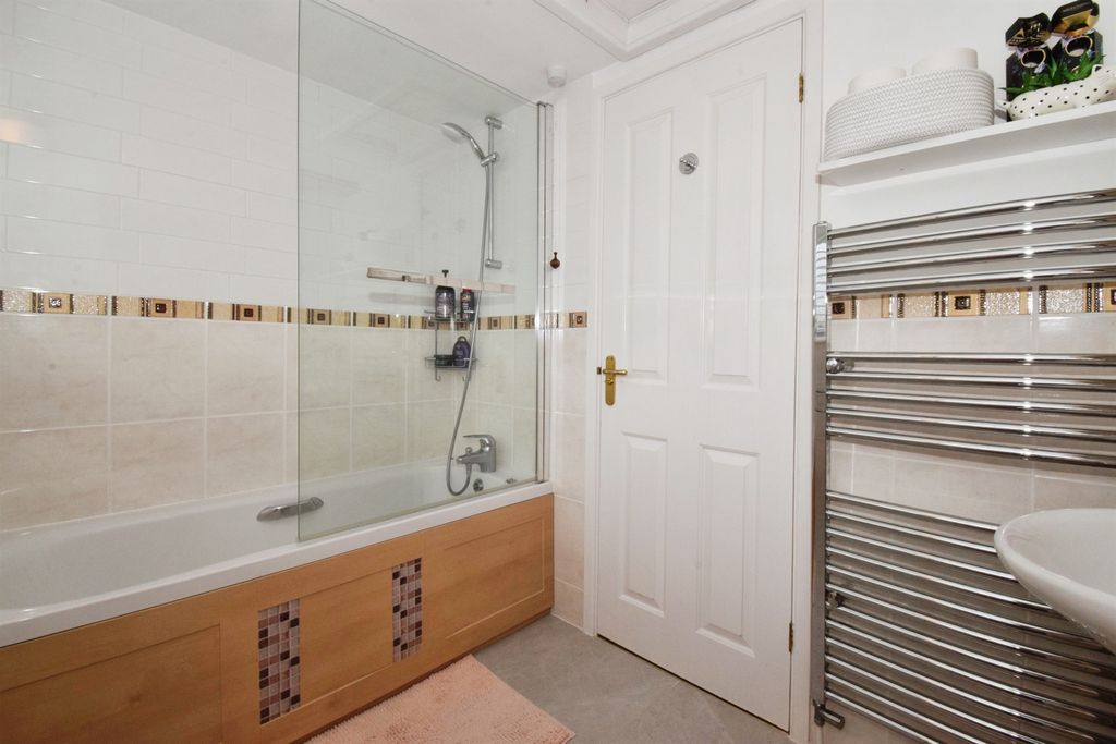 4 bed detached house for saleBelleville Drive, Oadby, Leicester LE2 photo 4