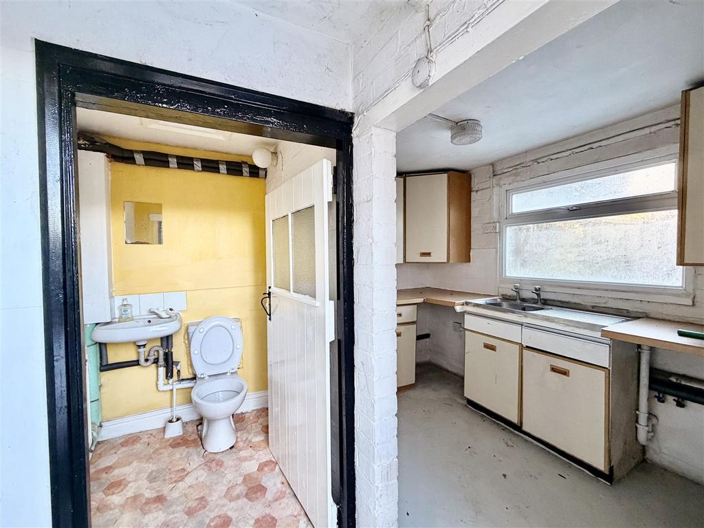 Additional image 22 of 5 bed semi-detached house for saleClarke Grove, Birstall, Leicester LE4