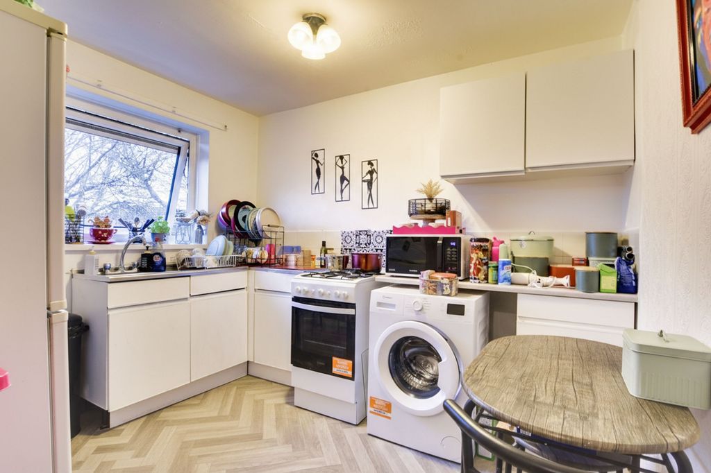 Additional image 3 of 1 bed flat for saleAndrewes Close, Off Narborough Road, Leicester LE3