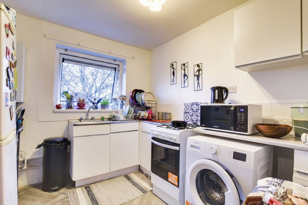 Additional image 6 of 1 bed flat for saleAndrewes Close, Off Narborough Road, Leicester LE3