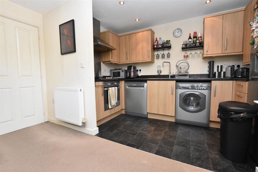 2 bed flat for salePavilion Close, Leicester LE2 photo 3