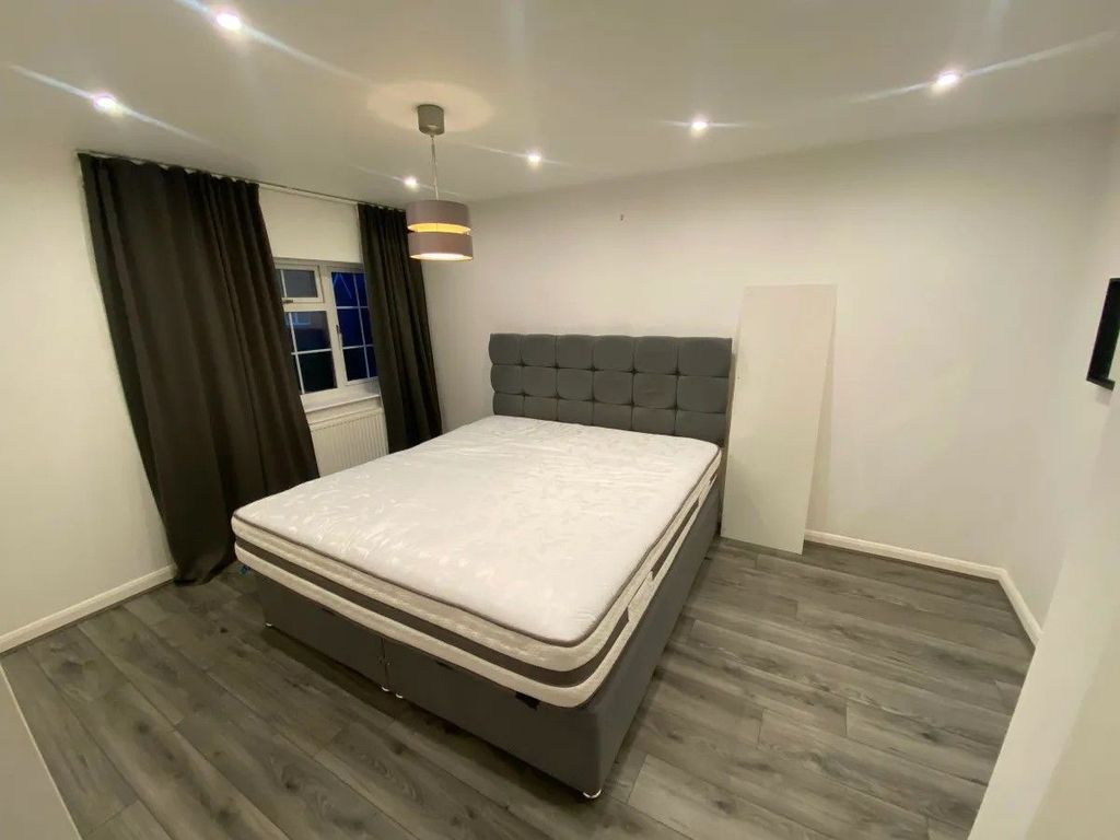 3 bed detached house for salePennine Close, Oadby, Leicester LE2 photo 2