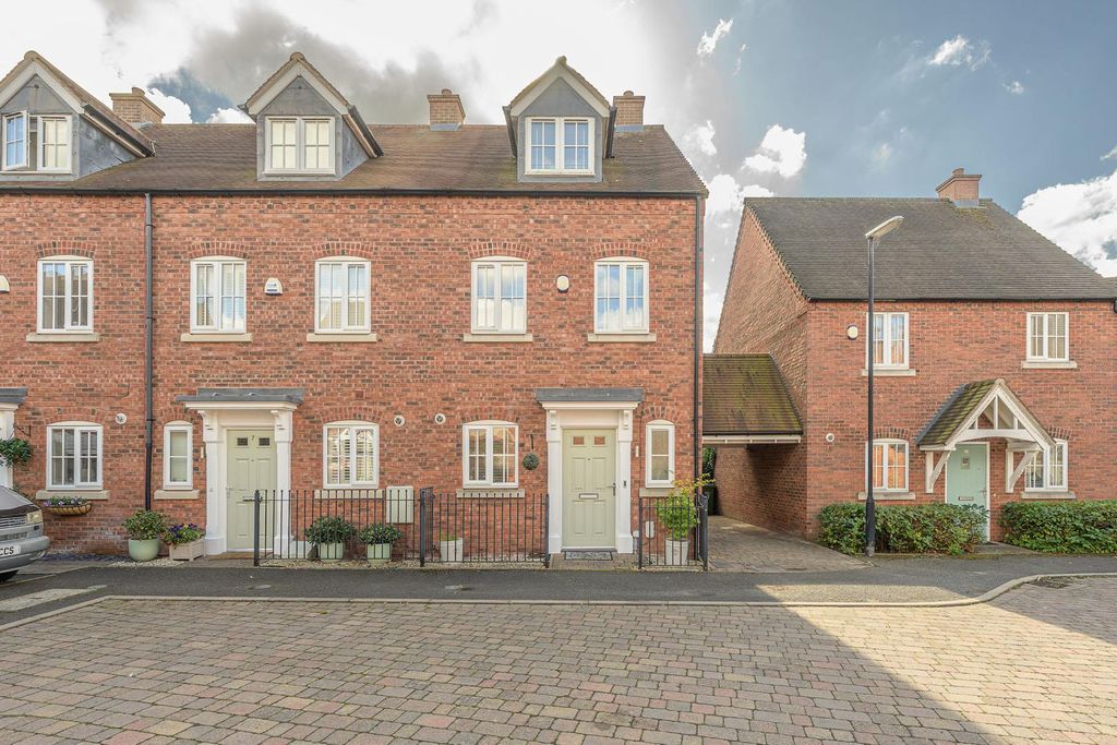 4 bed town house for saleStanham Close, Wombourne WV5