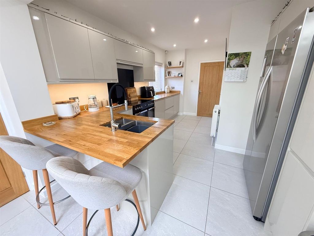 Additional image 2 of 3 bed detached bungalow for saleLaburnum Close, Kinver, Stourbridge DY7