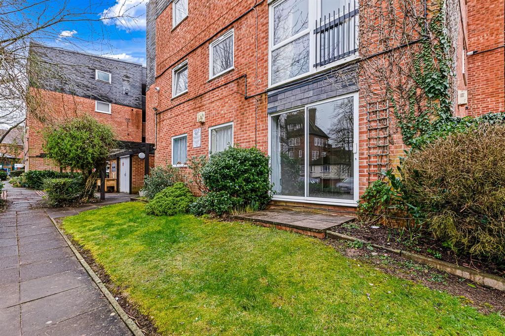 2 bed flat for saleThe Lawns, Stoneygate Road, Leicester LE2 photo 4