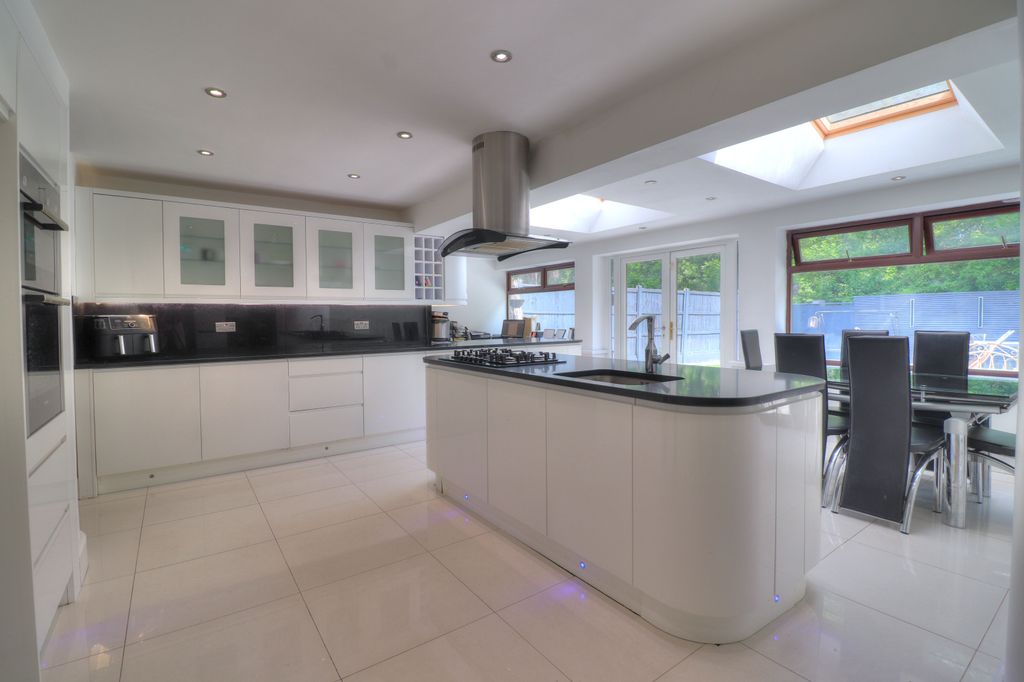 5 bed detached house for saleParkside Close, Leicester LE4 photo 5