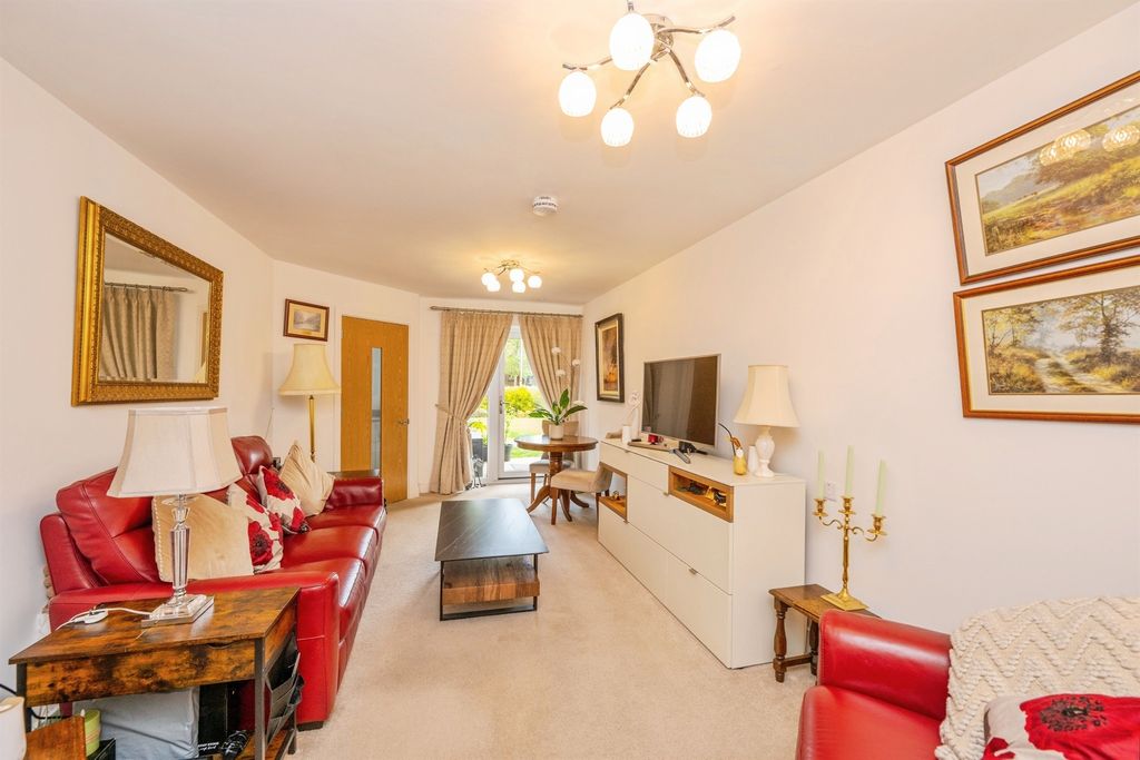 1 bed flat for saleRotten Row, Lichfield WS13 photo 3