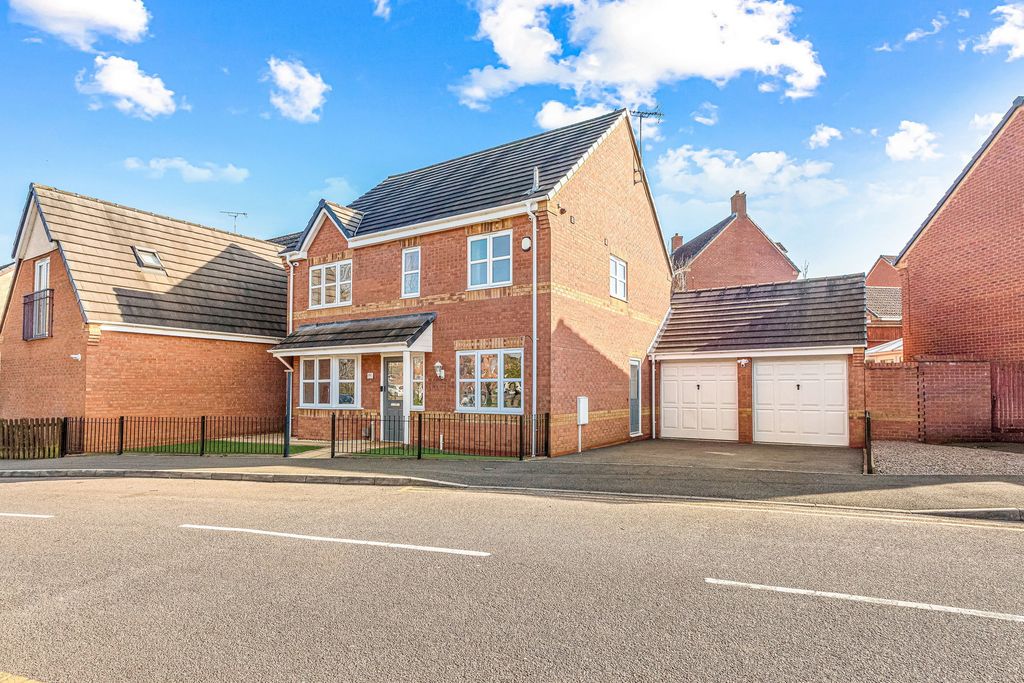 4 bed detached house for saleColumbine Road, Hamilton, Leicester LE5