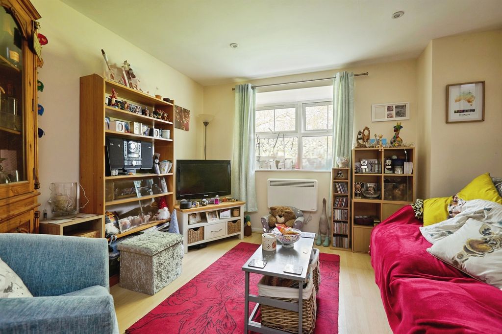 1 bed flat for saleMiddleton Road, Salisbury SP2 photo 3
