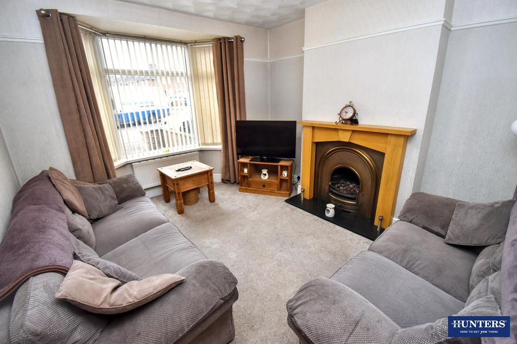 3 bed semi-detached house for saleOakleigh Avenue, Glen Parva, Leicester LE2