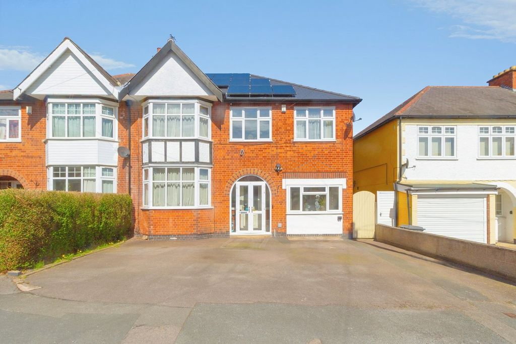 4 bed semi-detached house for saleWestleigh Avenue, Leicester LE3