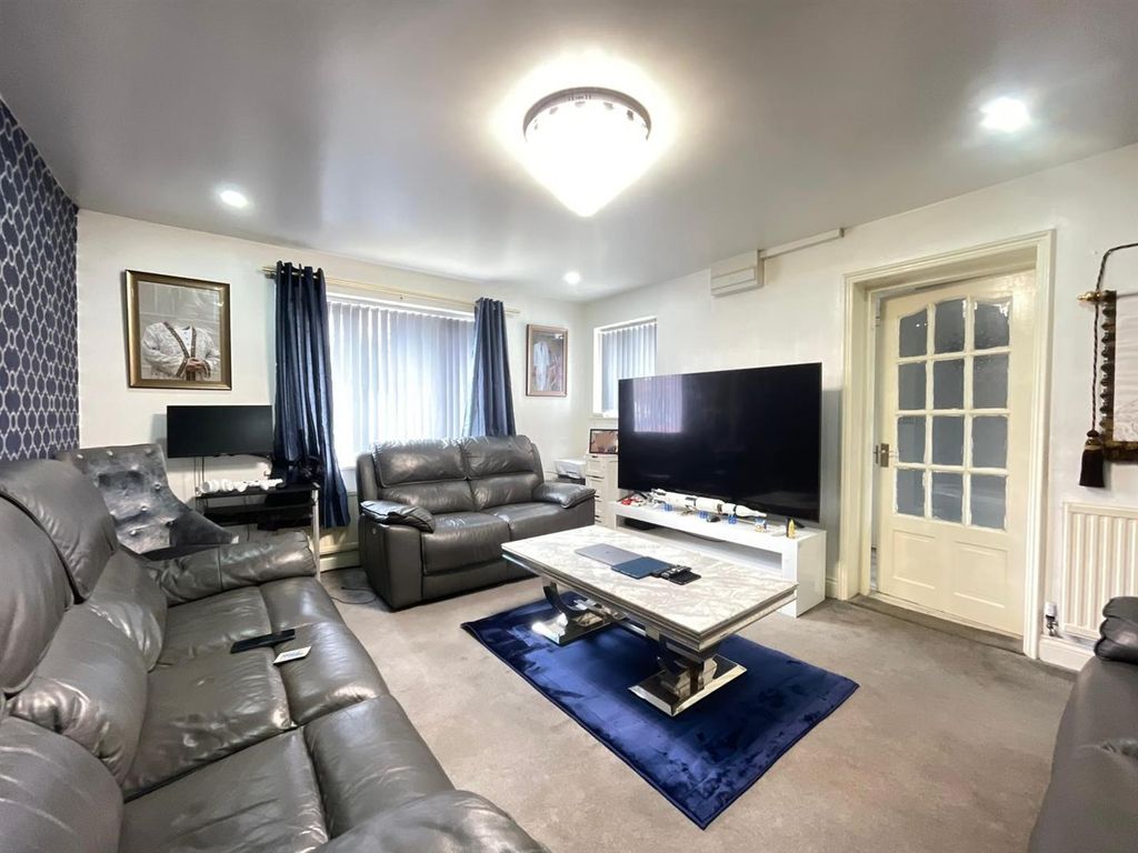 Additional image 2 of 3 bed town house for saleCranesbill Road, Hamilton, Leicester LE5