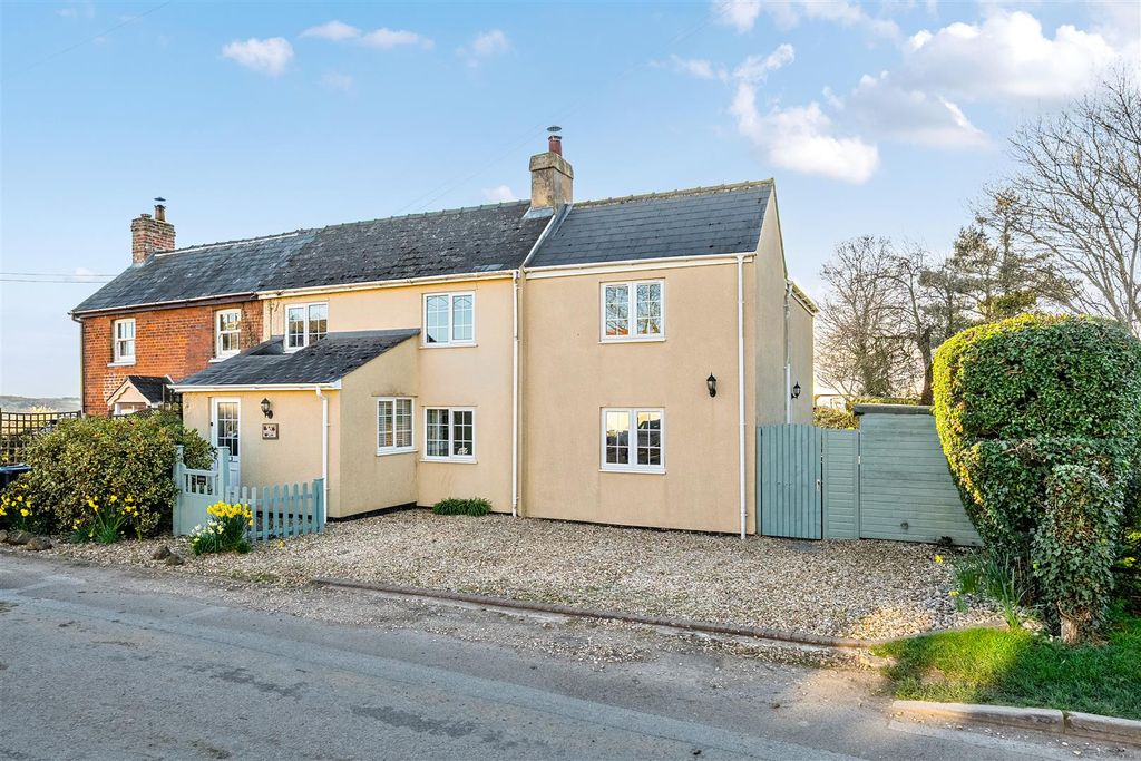 4 bed semi-detached house for saleCallow Hill, Brinkworth, Chippenham SN15
