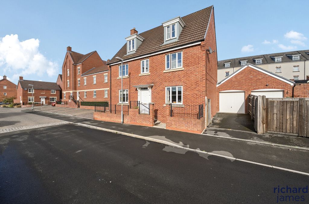 Additional image 21 of 5 bed detached house for saleCloatley Crescent, Royal Wootton Bassett, Royal Wootton Bassett SN4