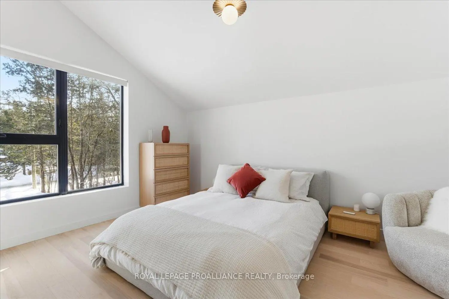 372 Prinyers Cove Crescent photo 4