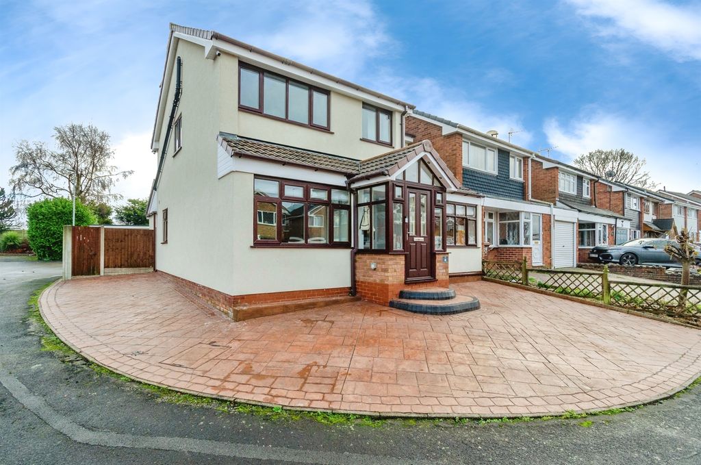 5 bed link detached house for saleGainsbrook Crescent, Norton Canes, Cannock WS11