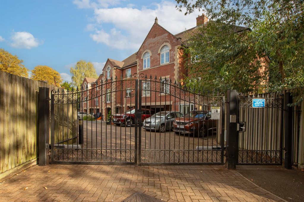 Additional image 20 of 5 bed end terrace house for saleElm Tree Court, Leicester LE2