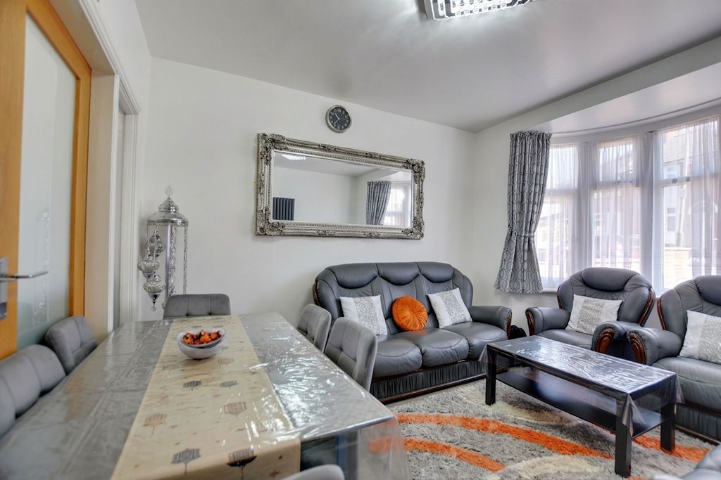 3 bed semi-detached house for saleThe Circle, Evington, Leicester LE5 photo 2