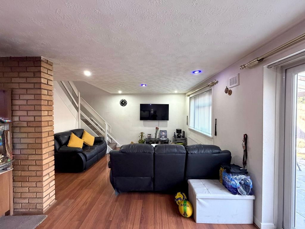 3 bed semi-detached house for saleKipling Grove, Leicester LE4 photo 3