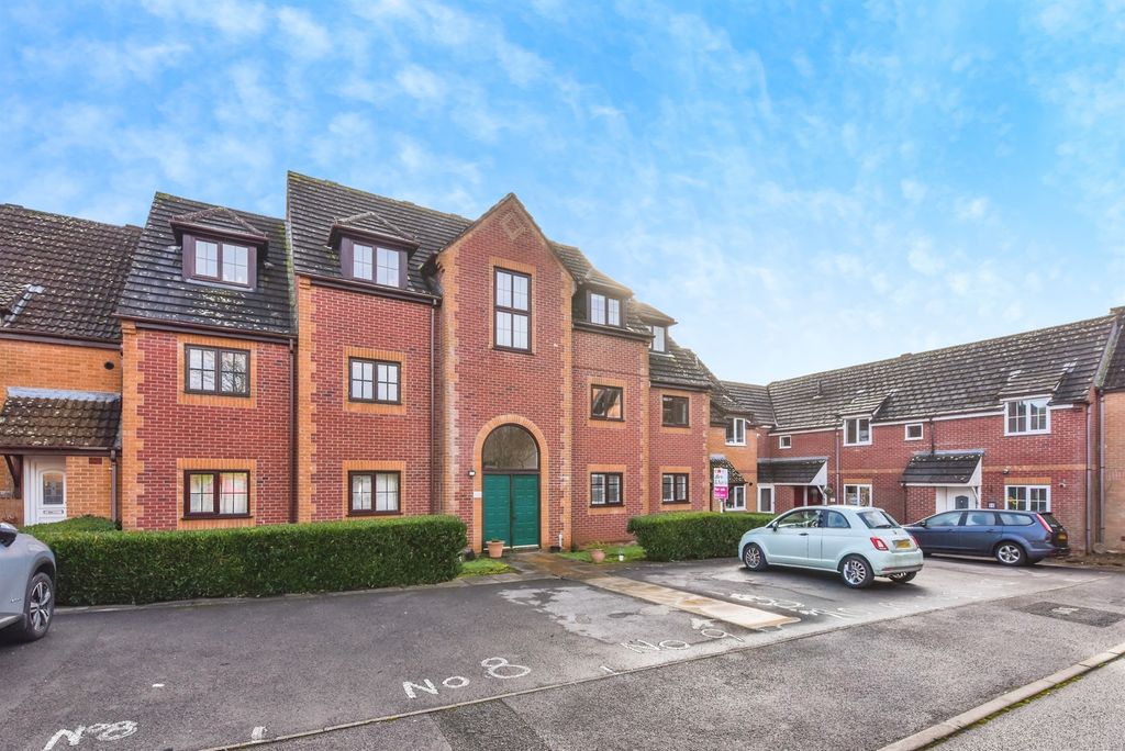 2 bed flat for saleMorse Close, Chippenham SN15