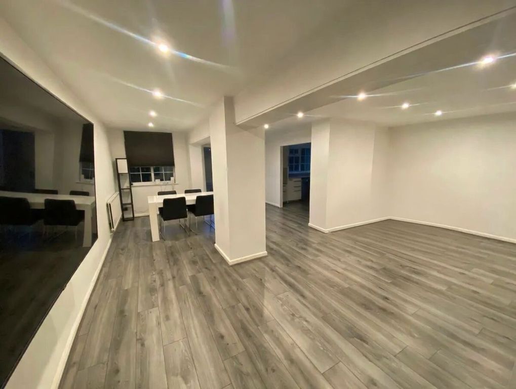 3 bed detached house for salePennine Close, Oadby, Leicester LE2 photo 4