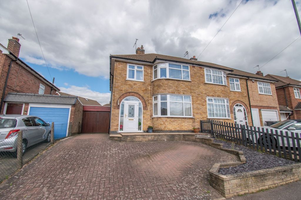 3 bed semi-detached house for saleQueensgate Drive, Birstall LE4