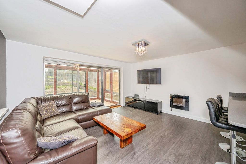 Additional image 7 of 3 bed semi-detached house for saleRidgewood Rise, Tamworth, Staffordshire B77