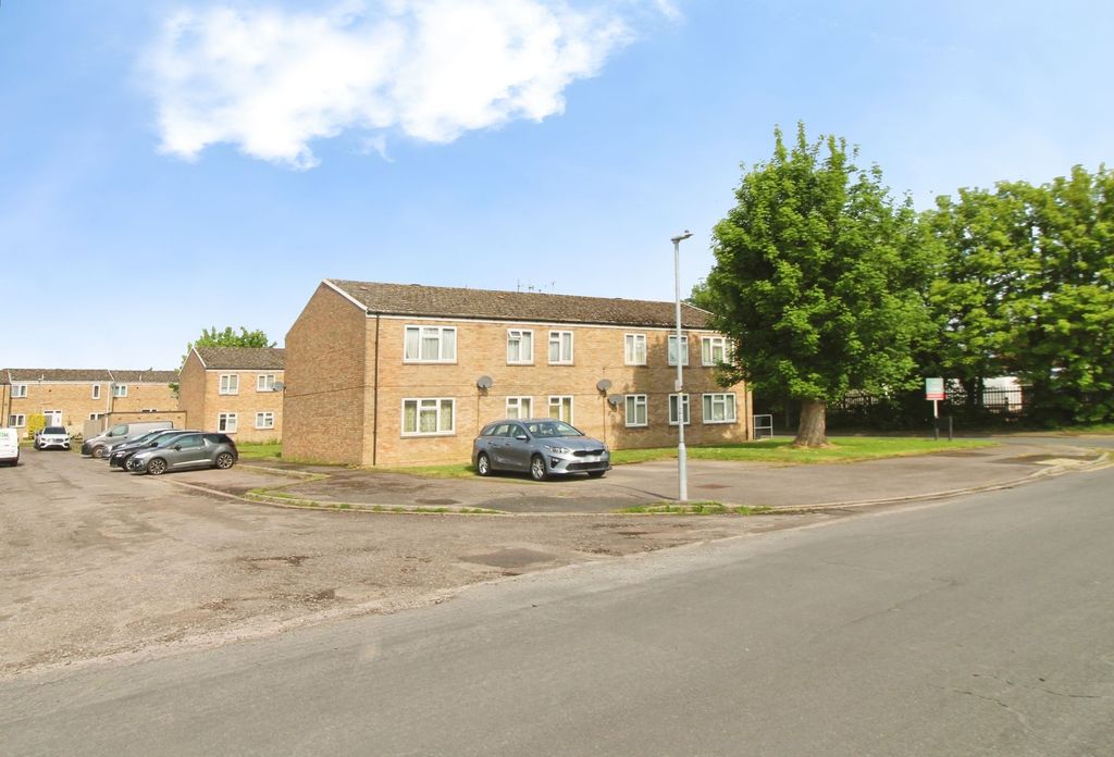 2 bed flat for saleDogridge, Purton SN5 photo 3