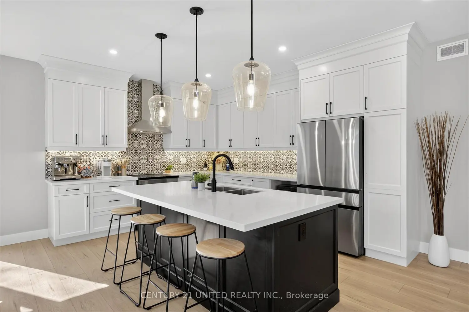 75 Riverside Boulevard photo 2