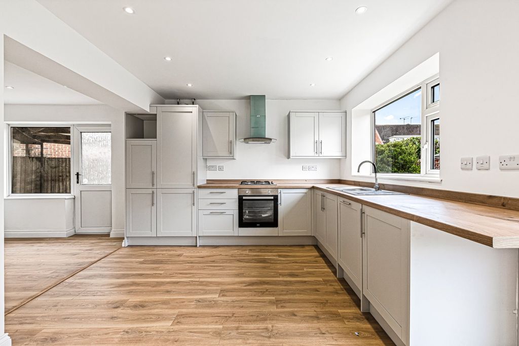 Additional image 13 of 3 bed semi-detached house for salePembroke Avenue, Wigston, Leicestershire LE18