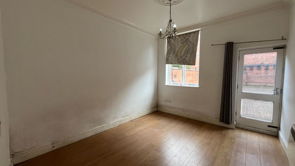 2 bed flat for saleSaxby Street, Leicester LE2 photo 5