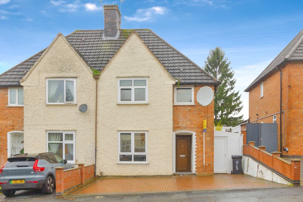 5 bed semi-detached house for saleRedmarle Road, Leicester LE3