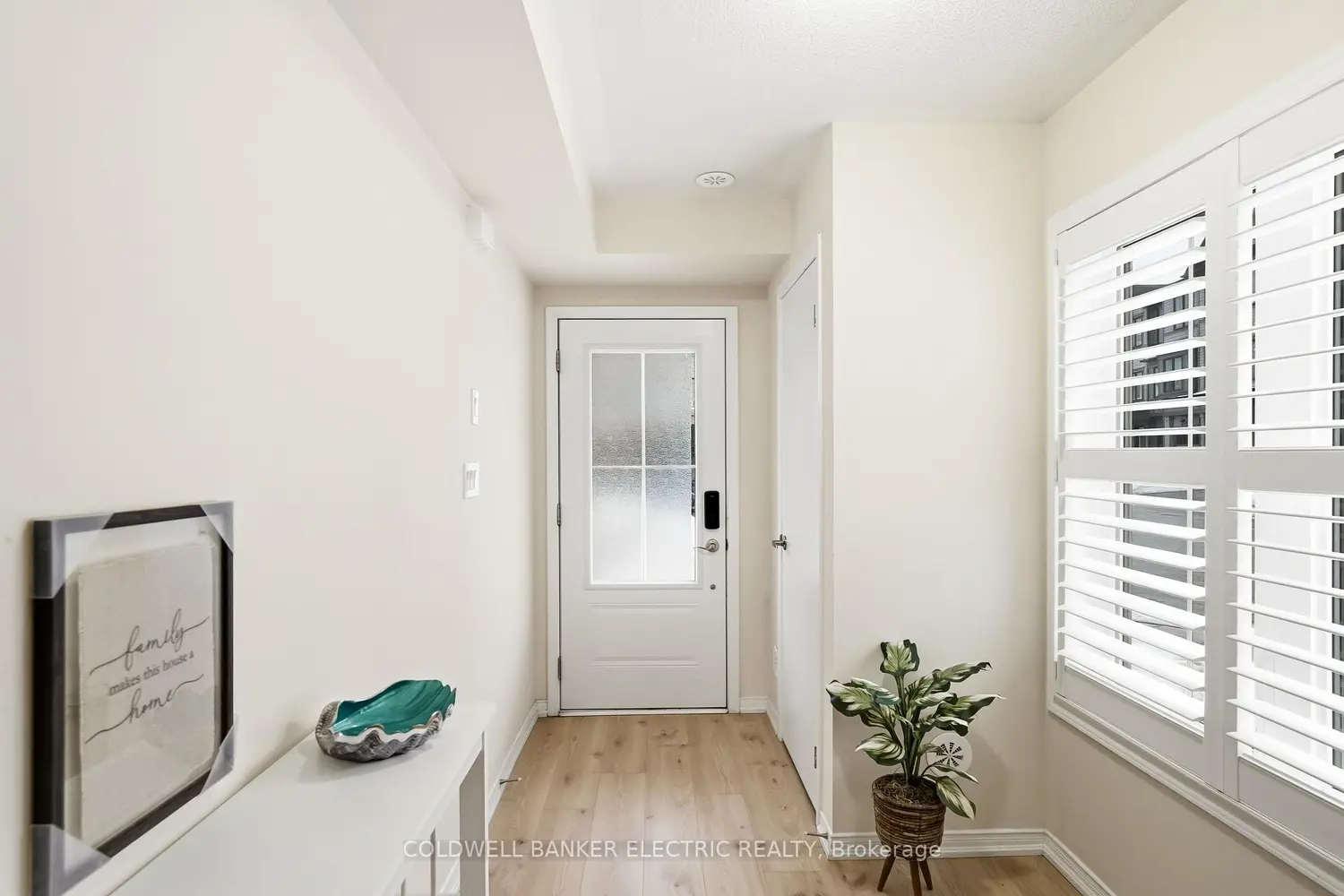 Additional image 3 of 1 Loana Lane