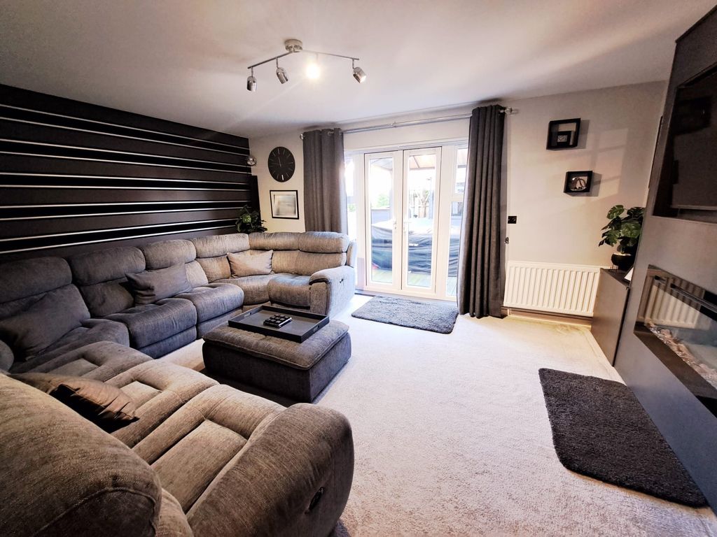 4 bed detached house for saleWadworth Road, Devizes SN10 photo 3