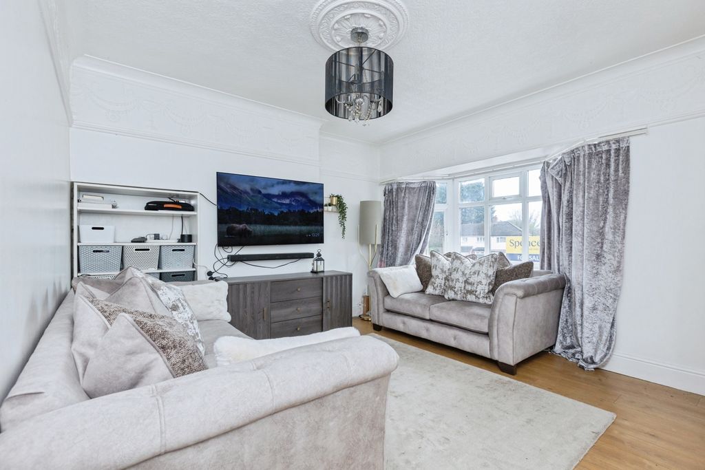 3 bed semi-detached house for saleAstill Drive, Leicester, Leicestershire LE4