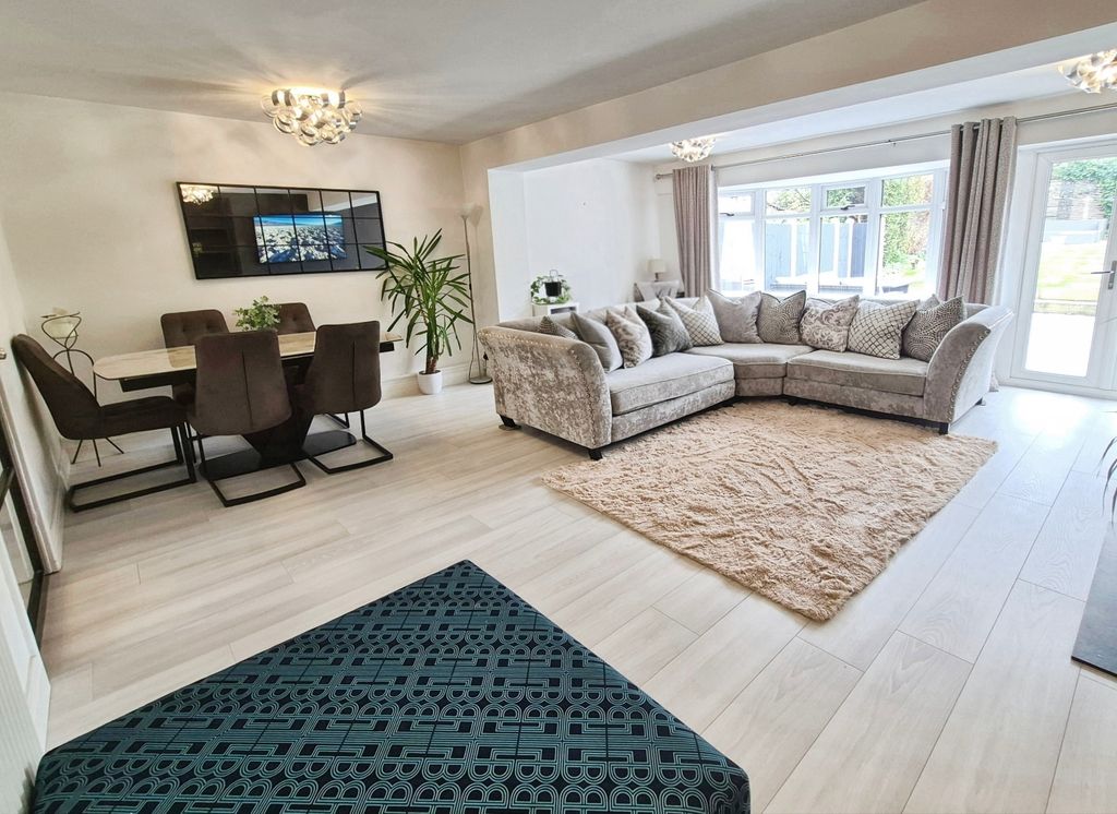 3 bed link detached house for saleDebenham Crescent, Eaton Park, Stoke-On-Trent ST2 photo 5