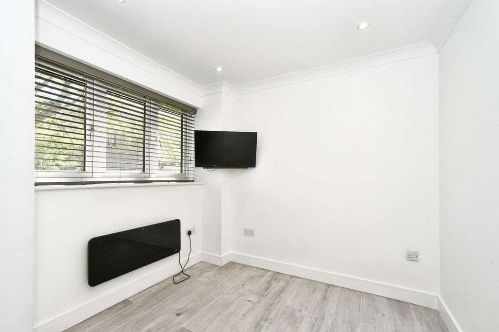 Additional image 8 of 1 bed flat for saleGlenville Close, Royal Wootton Bassett, Swindon SN4