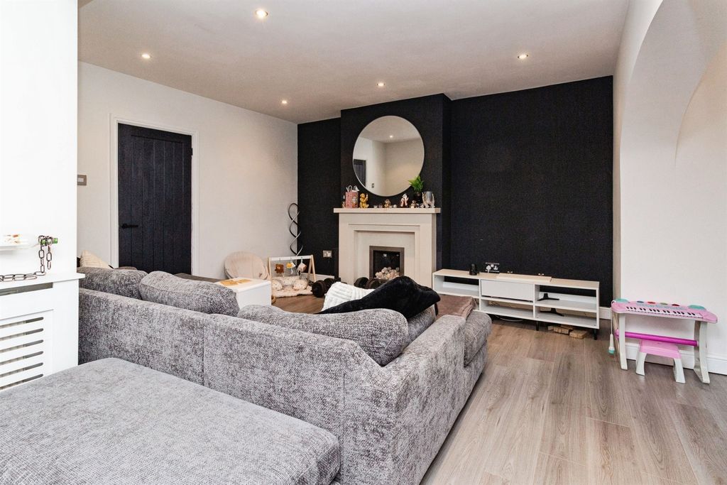 3 bed semi-detached house for saleDoxey Fields, Stafford ST16 photo 3