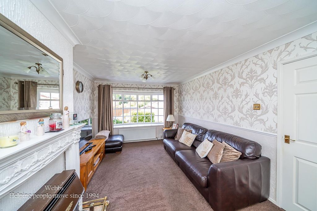 3 bed semi-detached house for saleHigh Croft, Aldridge, Walsall WS9 photo 2