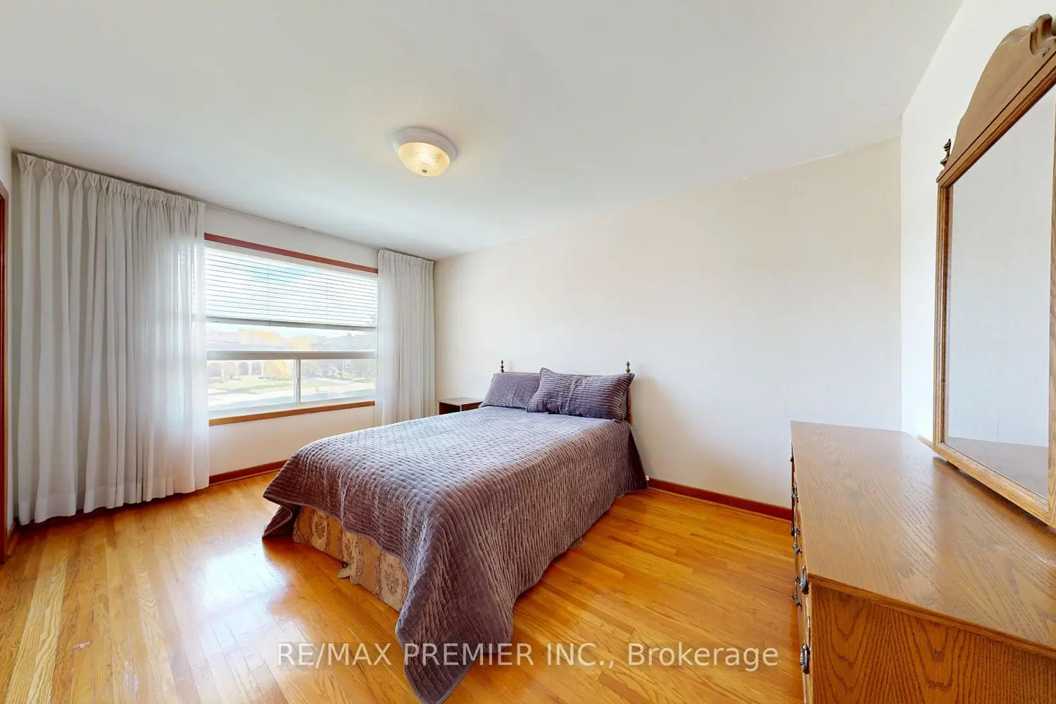 Additional image 6 of 12 Sonnet Court