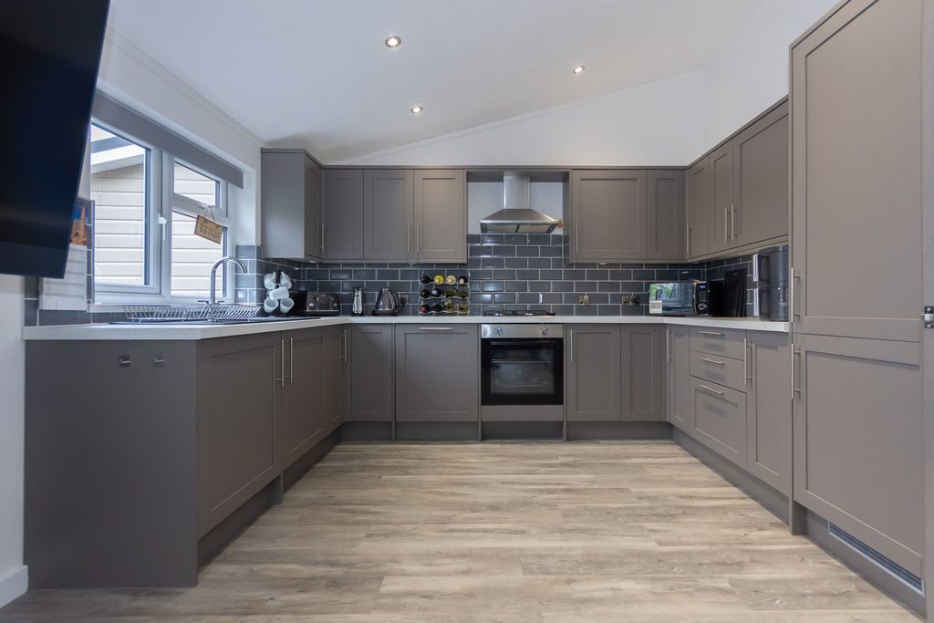2 bed lodge for saleWolverhampton WV5 photo 2