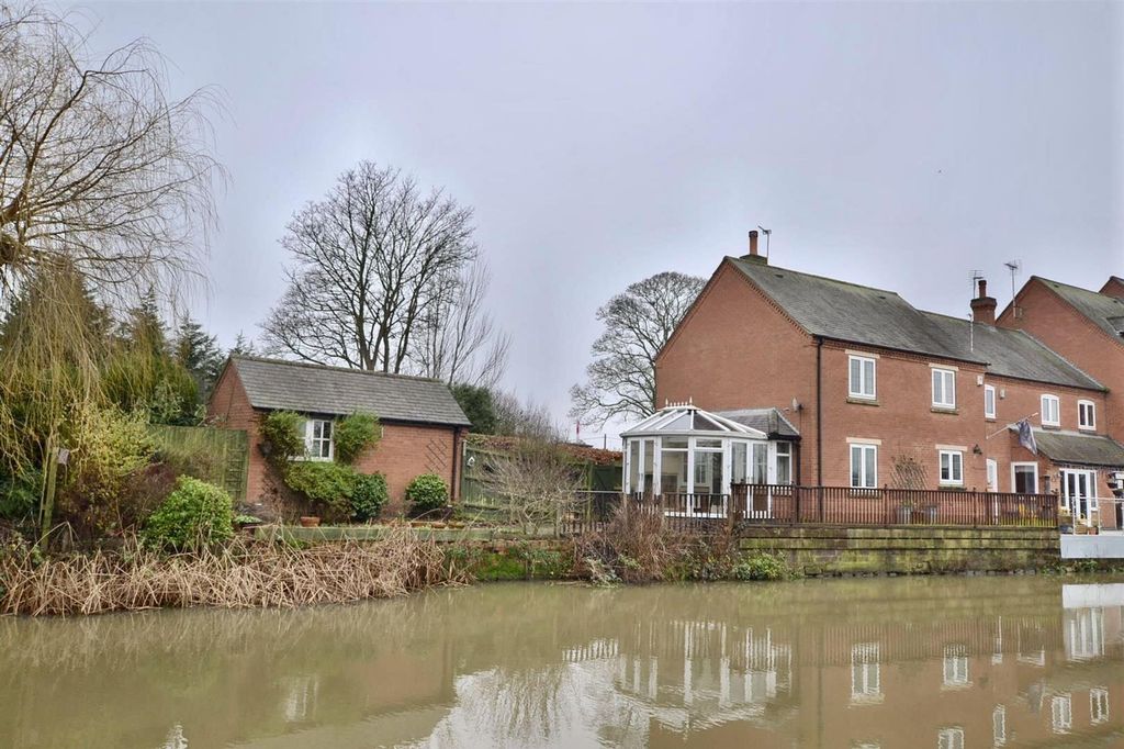 3 bed semi-detached house for saleMain Street, Zouch LE12