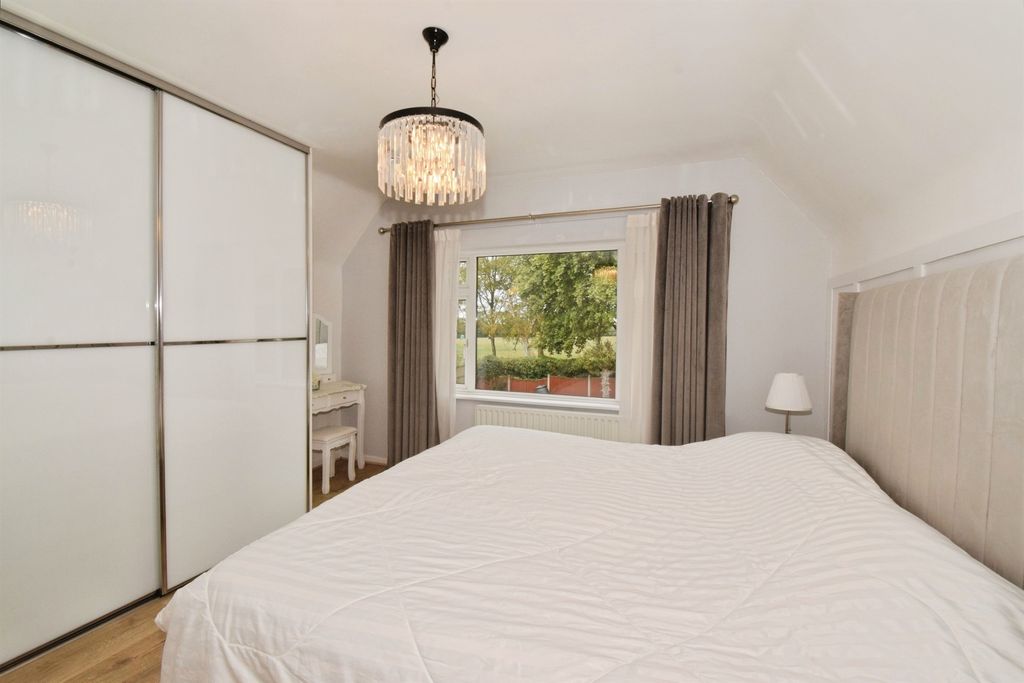 4 bed detached house for saleBelleville Drive, Oadby, Leicester LE2 photo 3