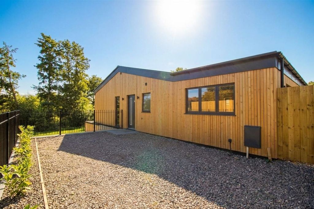 3 bed barn conversion for saleIvy House Lakes, Grittenham SN15