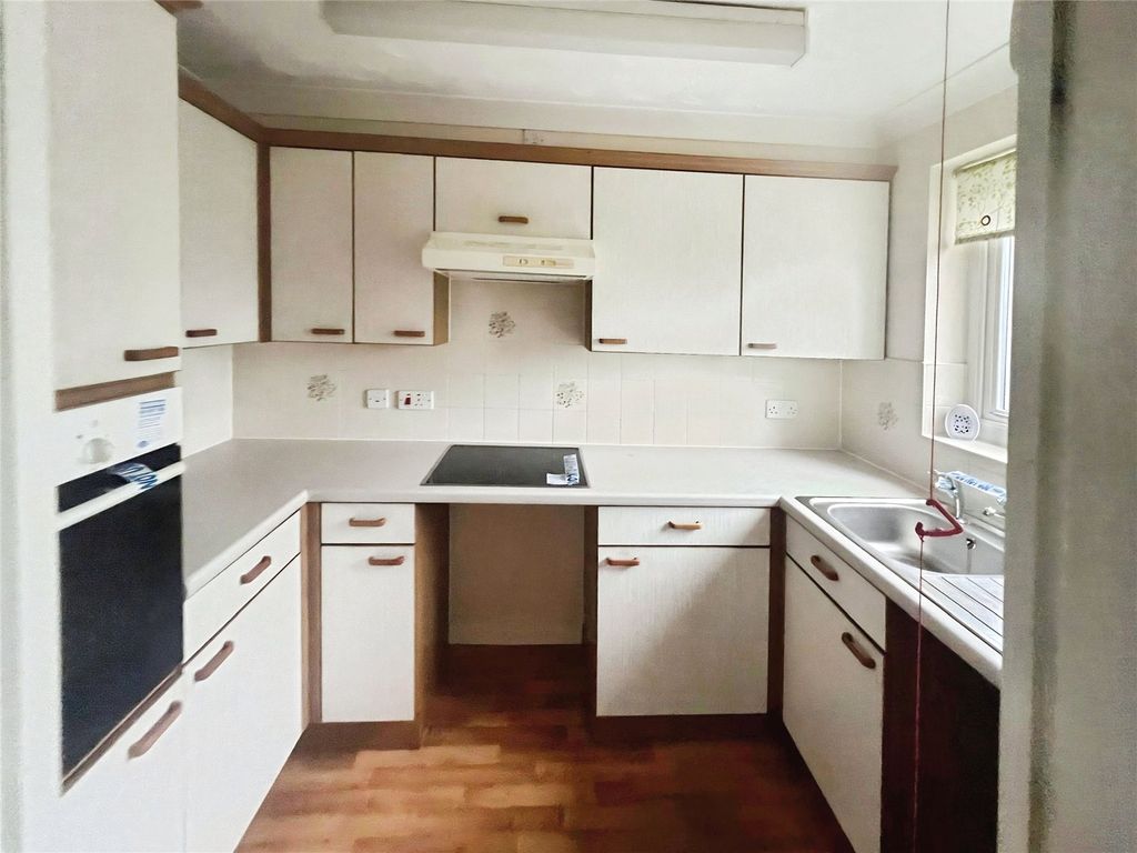 2 bed flat for salePenn Road, Wolverhampton, West Midlands WV4 photo 5