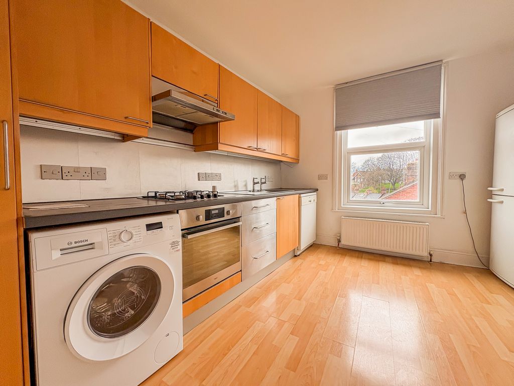 3 bed flat for saleSt Leonards, Exeter EX2 photo 4