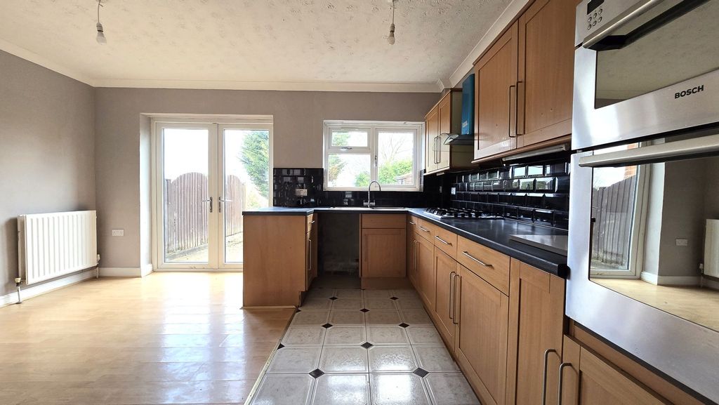 3 bed semi-detached house for saleGlendower Close, Leicester LE5